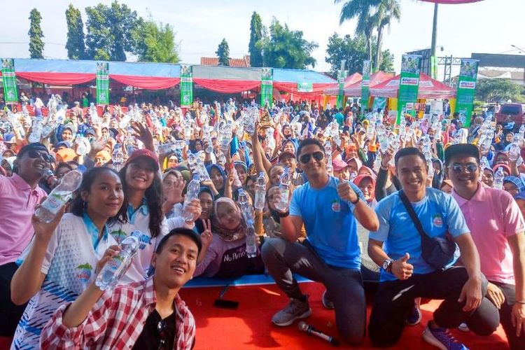 Bpk. Hengky Kurniawan selaku Wakil Bupati Bandung Barat hadir dalam kemeriahan Indahnya Berbagi bersama ribuan warga.