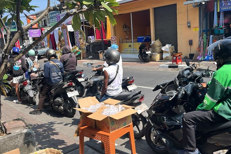 Viral Antrean Panjang di SPBU Bali, Ini Siasat Warga Hadapi Langka BBM
