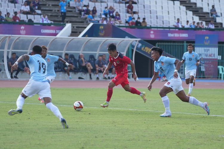 Pemain timnas U22 Indonesia, Witan Sulaeman (tengah) dibayangi oleh sejumlah pemain Myanmar dalam laga lanjutan fase grup sepak bola SEA Games 2023 Kamboja. Laga timnas U22 Indonesia vs Myanmar berlangsung di Stadion Nasional Olimpiade, Phnom Penh, Kamboja, pada Kamis (4/5/2023) sore WIB.