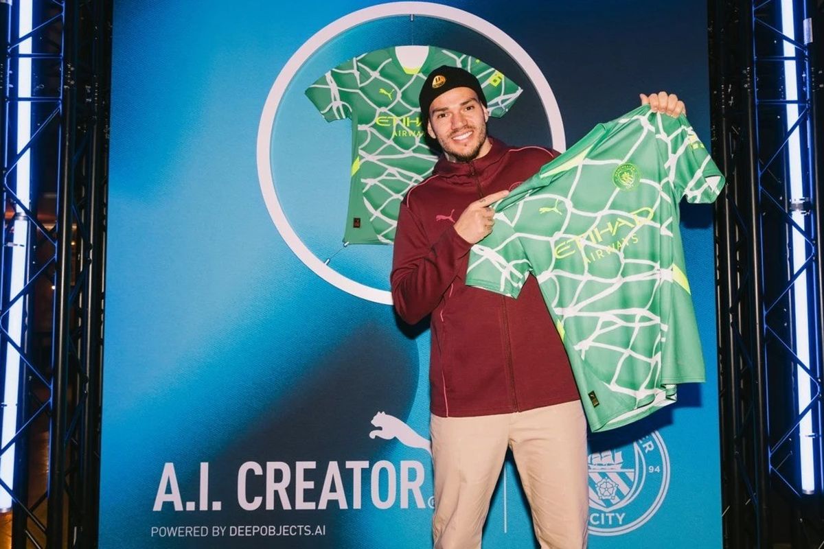 Pemain Manchester City, Ederson memamerkan jersey yang didesain menggunakan tool generative AI, Puma AI Creator.