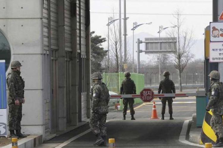 Tentara Korea Selatan berjaga di area kantor bea cukai, imigrasi, dan karantina di dekat desa perbatasan Panmunjom, Paju, Korea Selatan, Kamis (11/2/2016). Korea Selatan membekukan Kawasan Industri Kaesong mengecam peluncuran roket yang dilakukan Korea Utara.