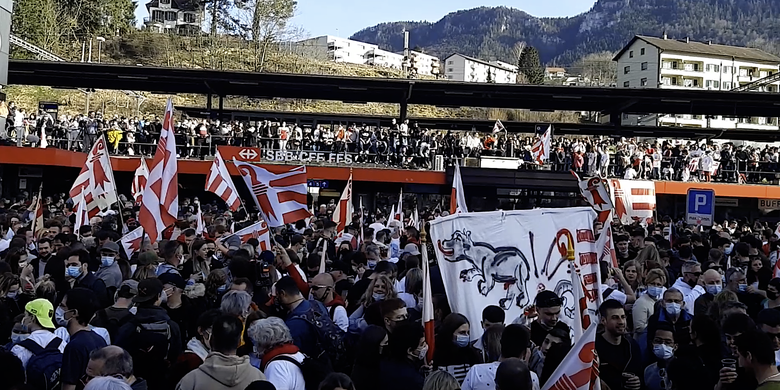 Massa di kota Moutier, Swiss, yang memilih bergabung bersama Jura merayakan referendum yang membuat mereka bisa bergabung bersama daerah impian mereka.