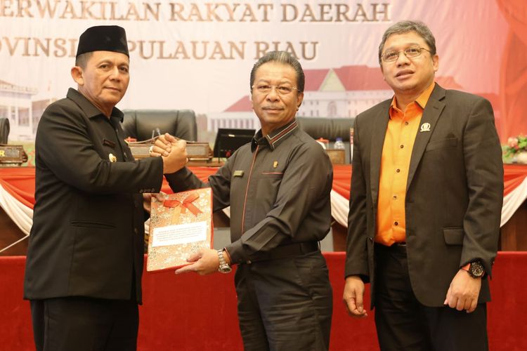 Gubernur Kepri Ansar Ahmad menyampaikan Rancangan Peraturan Daerah (Ranperda) tentang  Pertanggungjawaban Pelaksanaan APBD Tahun Anggaran 2022 pada sidang paripurna DPRD Kepri di Aula Wan Seri Beni, Dompak, Tanjungpinang.