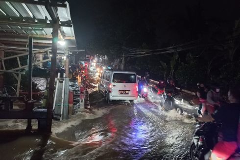 Hujan Deras Guyur Depok, Ruas Jalan Raya Pitara Terendam Banjir