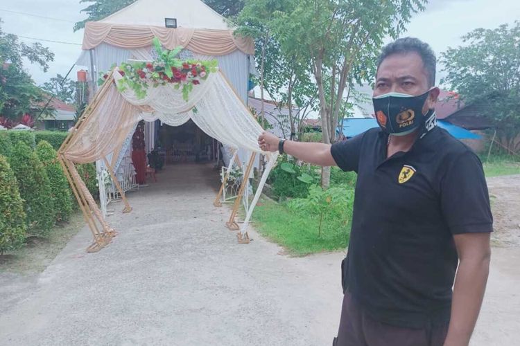 Bhabinkamtibmas Kelurahan Industri Tenayan, Aiptu Indra Gunawan memperlihatkan lokasi pesta pernikahan yang dituju WN, usai kabur dari Pekanbaru untuk nikah di Kota Padang, Sumbar, Sabtu (19/6/2021).