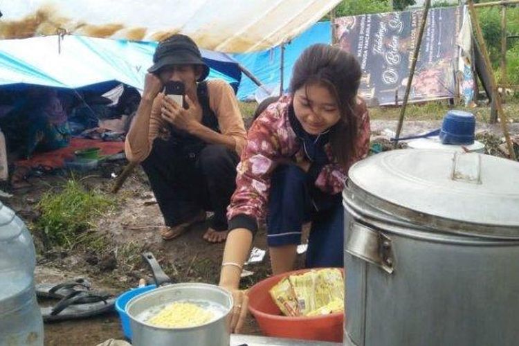 Pengungsi gempa bumi Cianjur di Kampung Cikamunding RT03/10, Desa Nagrak, Kecamatan Cianjur, Kabupaten Cianjur saat memasak mie instan, Kamis (24/11/2022). 
