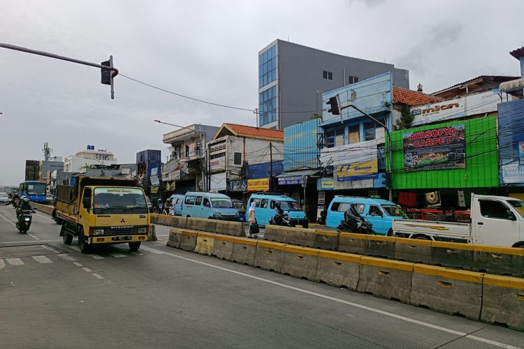 Jalan Jatinegara Barat arah Kampung Melayu menuju Matraman, Jakarta Timur, Senin (6/2/2023).