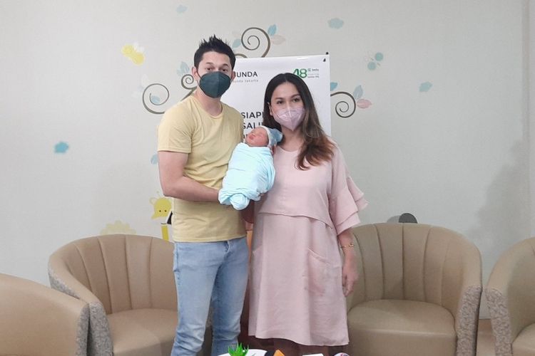 Andrew Andika dan Tengku Dewi Putri tengah berbahagia karena baru saja dikaruniai anak pertama yang diberi nama Eshan Rayn Fischer.