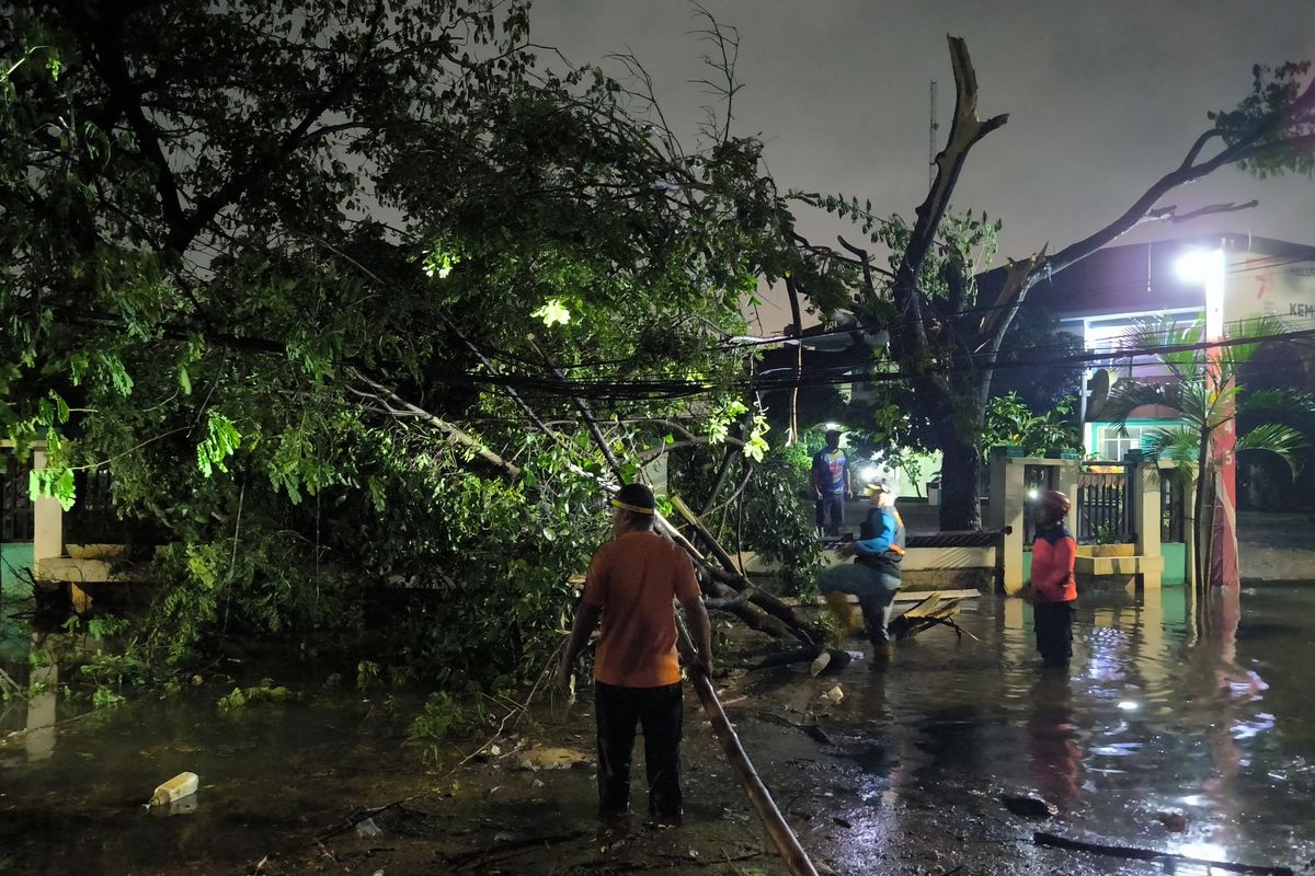 Pagar kantor Kelurahan Jurangmangu Barat, Tangerang Selatan (Tangsel) rusak akibat pohon tumbang.