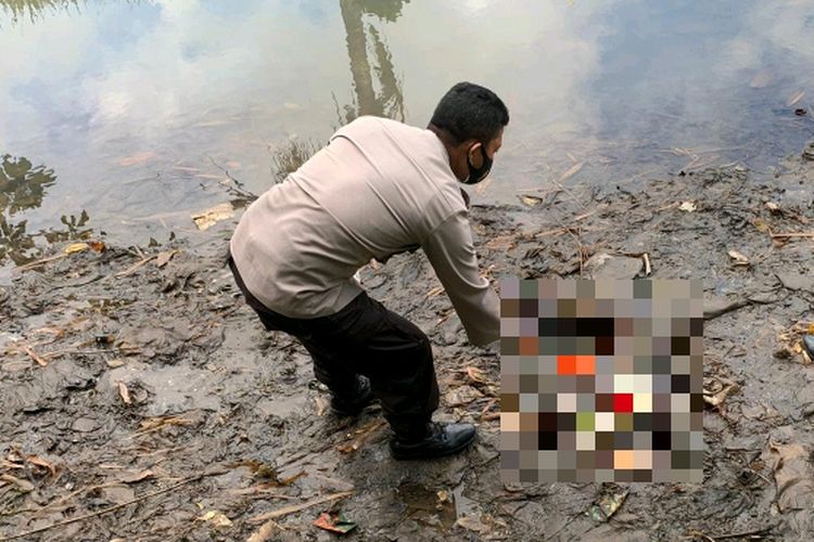 Jasad janin bayi ditemukan warga di sekitar Jalan Tanah Putih, Desa Adat Tegal Daramasaba, Kecamatan Abiansemal, Kabupaten Badung, Bali, Senin (27/9/2021). 