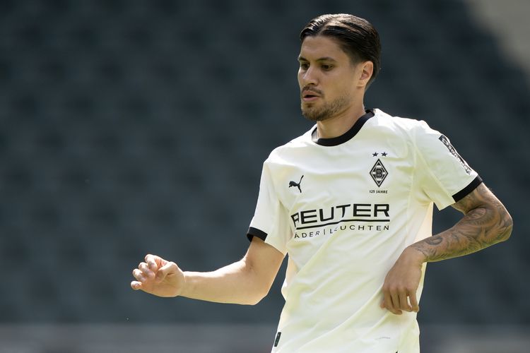 Kevin Diks berlari dengan bola dalam acara DFL Media Day di Borussia-Park pada 5 Agustus 2025 di Mönchengladbach, Jerman. (Foto oleh Pau Barrena/Bundesliga/Koleksi Bundesliga melalui Getty Images)