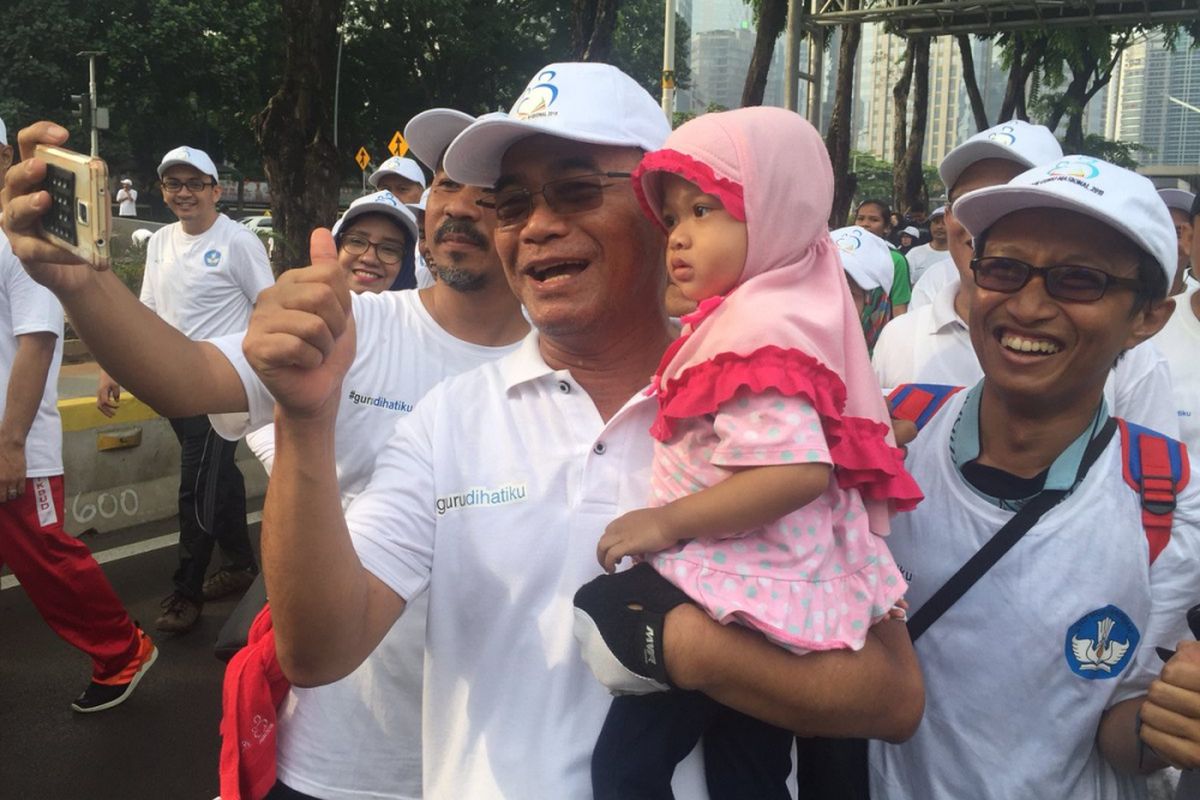 Menyambut Hari Guru Nasional (HGN) tanggal 25 November 2018, Kemendikbud menggelar kegiatan Jalan Sehat di kawasan bebas kendaraan bermotor di Senayan, Jakarta.