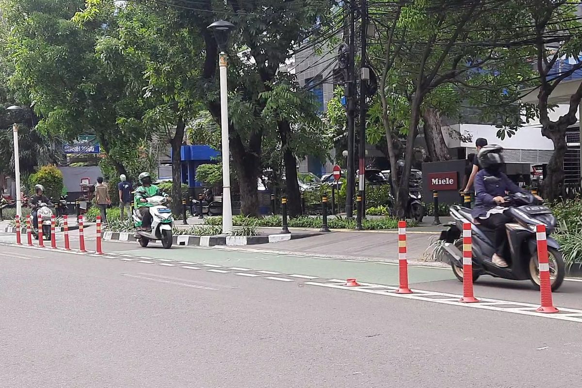 Stick cone jalur sepeda permanen di Jalan HOS Cokroaminoto, Menteng, Jakarta Pusat, banyak yang copot. Pantauan di lokasi, Senin (24/10/2022) siang, sejumlah stick cone juga bengkok dan pecah. Beberapa sepeda motor yang melawan arah juga melewati jalur sepeda permanen tersebut.