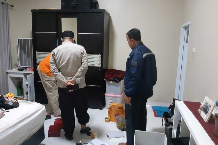 Polisi sedang melakukan olah tempat kejadian perkara kasus pencurian di rumah warga di Karadenan, Cibinong, Kabupaten Bogor, Jawa Barat, Selasa (18/4/2023).