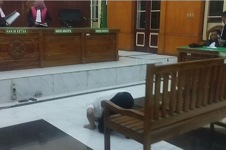 Purnawirawan Polisi Divonis Bebas Kasus Smartboard Tebing Tinggi, Langsung Sujud Syukur