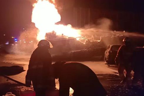 Dalam Satu Jam, Petugas Padamkan Kebakaran Truk Pertamina yang Tabrakan dengan Calya