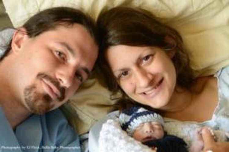 Amalya Nathaniel bersama kedua orangtuanya setelah dilahirkan. 