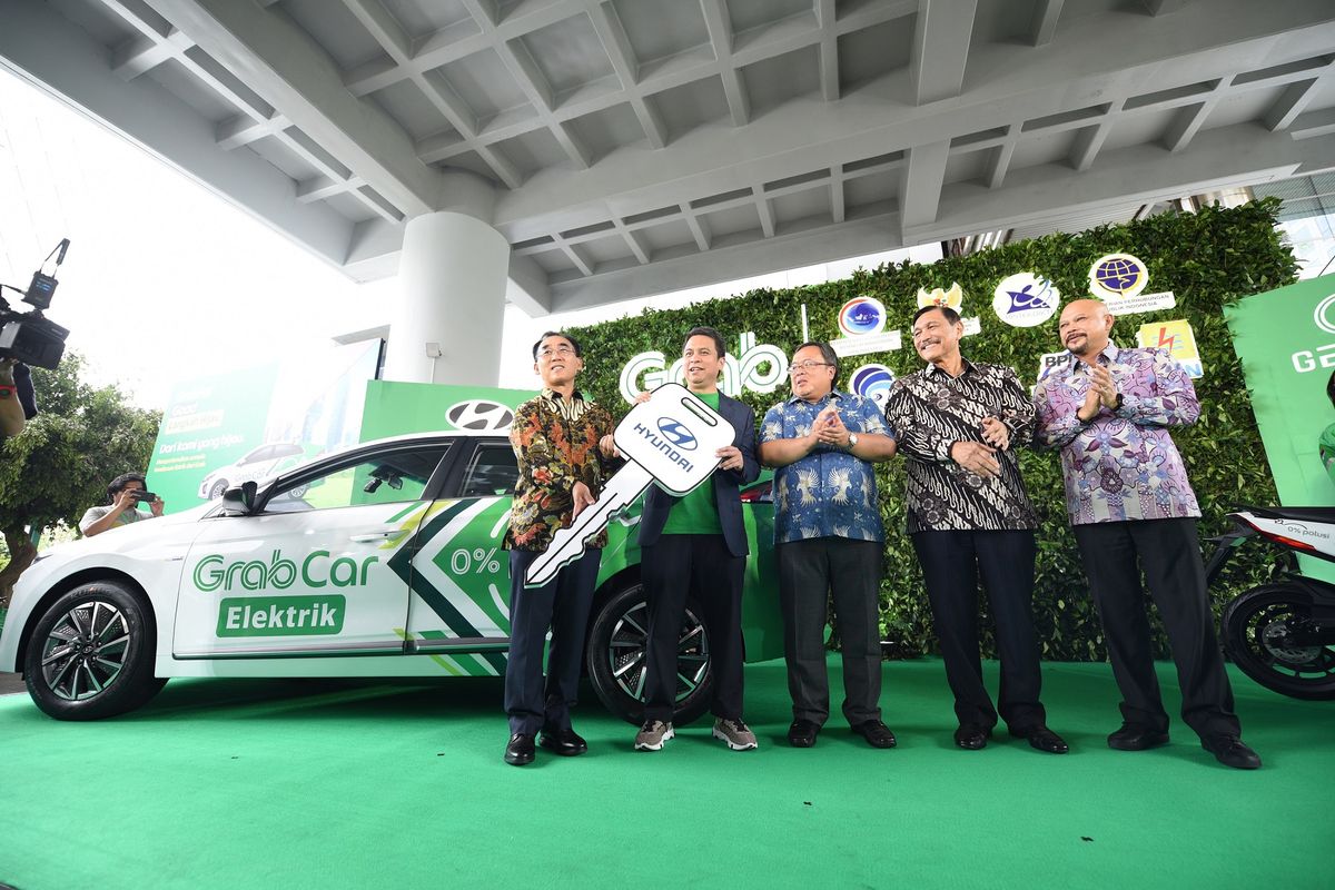 PT Hyundai Motor Manufacturing Indonesia dan Grab Indonesia meluncurkan 20 mobil listrik Hyundai Ioniq di Indonesia, Jakarta, Jumat (13/12/2019)