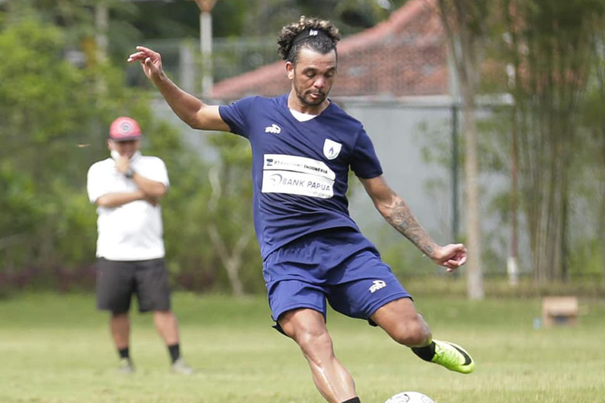 Pemain baru Persipura Jayapura Hedipo Gustafo, saat menjalani sesi latihan tim Mutiara Hitam jelang berhadapan dengan Persib Bandung di pekan ke-10 Liga 1 2021-2022 yang akan berlangsung di Stadion Manahan, Solo, Sabtu (30/10/2021).