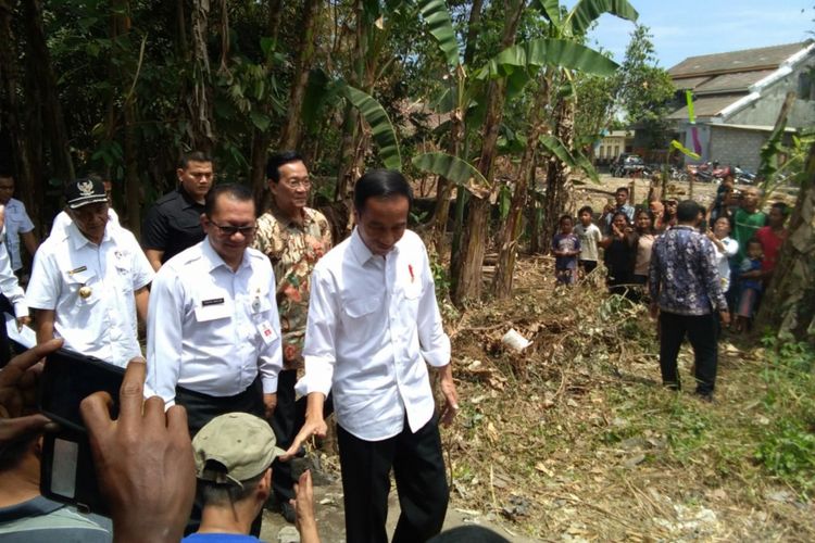 Presiden Joko Widodo saat kunjungan ke Yogyakarta menyempatkan diri mengunjungi proyek dana desa pembangunan saluran irigasi tersier di Desa Sendangtirto, Kecamatan Berbah, Sleman Rabu (29/8/2018)