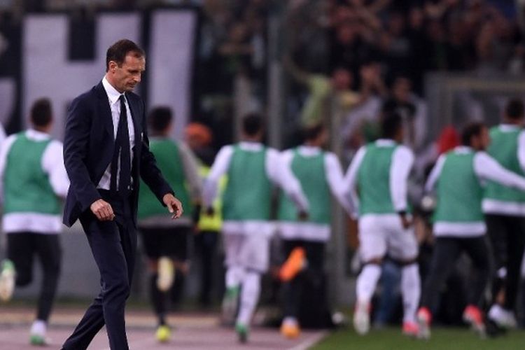 Reaksi pelatih Juventus, Massimiliano Allegri, dalam laga Serie A kontra AS Roma di Stadion Olimpico, Roma, Italia, pada 14 Mei 2017.