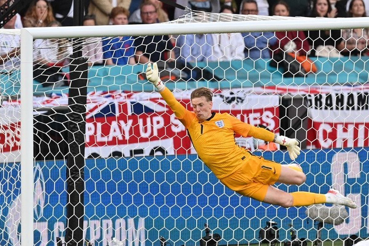 Kiper timnas Inggris Jordan Pickford tampil pada laga semifinal Euro 2020 kontra Denmark di Stadion Wembley, London, pada Kamis (8/7/2021) dini hari WIB.