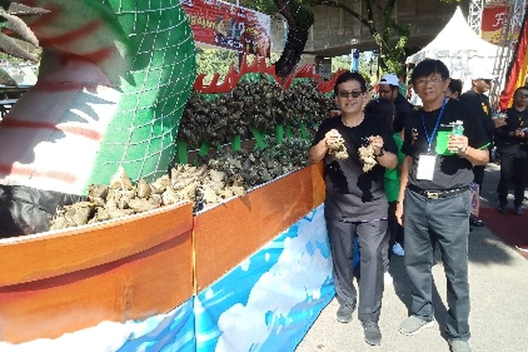 Panitia memperlihatkan bacang yang sudah memecahkan rekor Muri di Festival Bacang dan Lamang Baluo, Jumat (7/6/2019) di Kota Tua, Kawasan Jembatan Siti Nutbaya, Padang