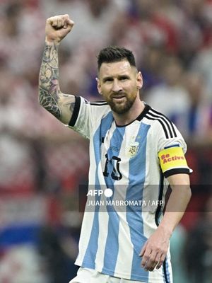 Penyerang Argentina Lionel Messi merayakan gol pertamanya dari titik penalti pada semifinal Piala Dunia 2022 Qatar antara Argentina vs Kroasia di Stadion Lusail di Lusail, utara Doha pada Rabu 14 Desember 2022 dini hari WIB.