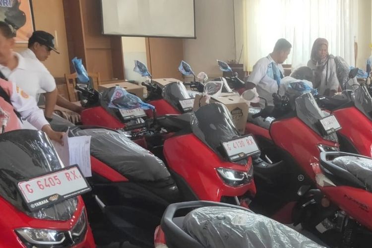 Pemkab Brebes mulai mendistribusikan 116 unit sepeda motor Yamaha NMax keluaran terbaru untuk 116 kepala desa dimulai dari Kecamatan Losari, Brebes, Rabu (4/10/2023).
