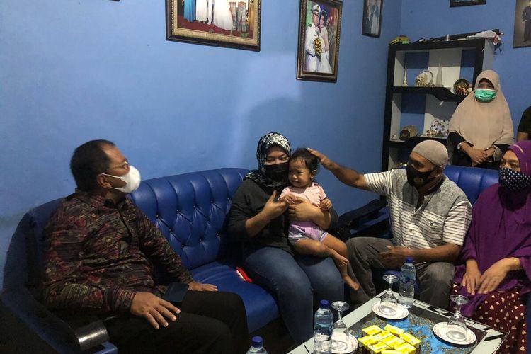 Wali Kota Makassar, Mohammad Ramdhan ‘Danny’ Pomanto mengunjungi keluarga korban penyandraan di Yaman, Surya beralamat di Jalan Cenderawasih, Kelurahan Bontomakkasungguh, Lorong 7, Kota Makassar.