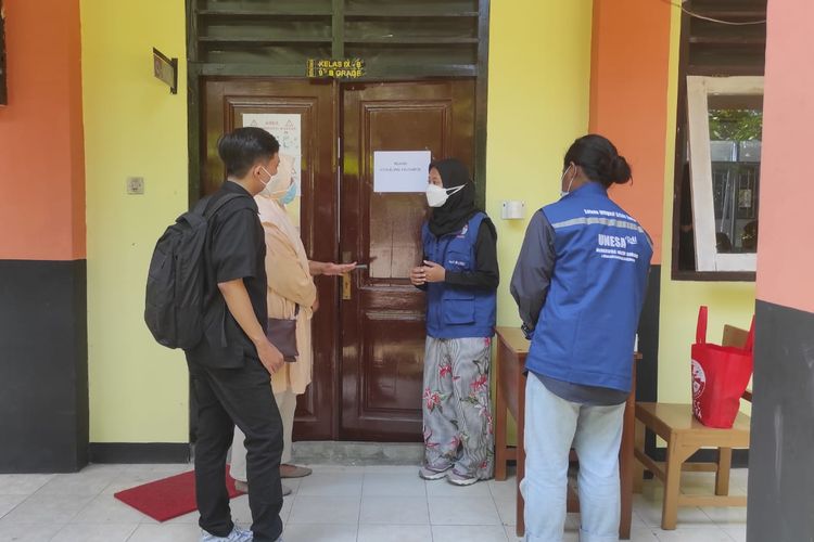 Salah satu petugas satuan mitigasi crisis center (SMCC) Universitas Negeri Surabaya (UNESA) saat bertugas di SMP Labschool Unesa, Selasa (21/6/2022).