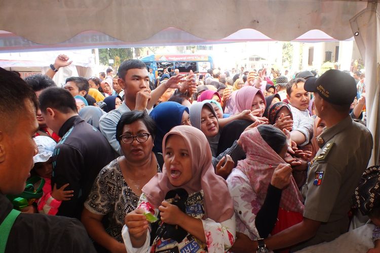 Sejumlah warga melakukan protes kepada petugas di stand pembagian daging dalam kegiatan bazar murah ramadhan di Balai Kota Bogor, Rabu (15/5/2019).