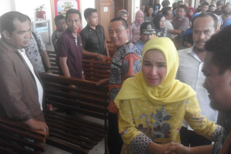 Lilly Madarri seusai memberikan keterangan sebagai saksi di persidangan di Bengkulu.