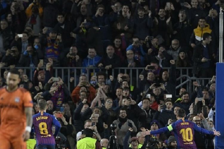 Penyerang Barcelona, Lionel Messi, merayakan gol yang dicetaknya via titik penalti pada babak 16 besar Liga Champions antara Barcelona vs Lyon di Camp Nou, Rabu (13/3/2019) atau Kamis dini hari WIB.
