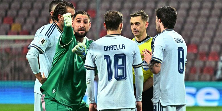 Kiper timnas Italia Gianluigi Donnarumma berdebat dengan wasit setelah Alessandro Bastoni menerima kartu merah pada laga final playoff Kualifikasi Piala Dunia FIFA 2026 zona Eropa antara Bosnia-Herzegovina dan Italia di stadion Bilino-Polje di Zenica pada 31 Maret 2026.