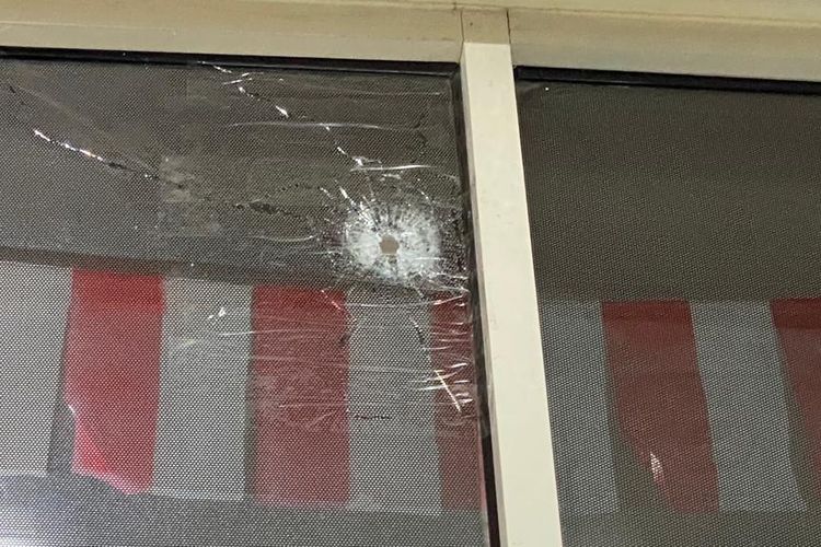 Sebuah lubang pada dinding kaca ruko toserba di kawasan Cengkareng, Jakarta Barat, diduga ditembak dengan senjata api pada Kamis (18/8/202) dini hari.
