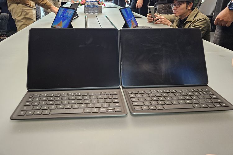 Perbandingan layar Huawei MatePad 11.5 PaperMatte Edition (kiri) dan tablet lain dengan layar anti-glare non-PaperMatte (kanan). Terlihat bahwa tablet dengan layar PaperMatte minim pantulan cahaya.