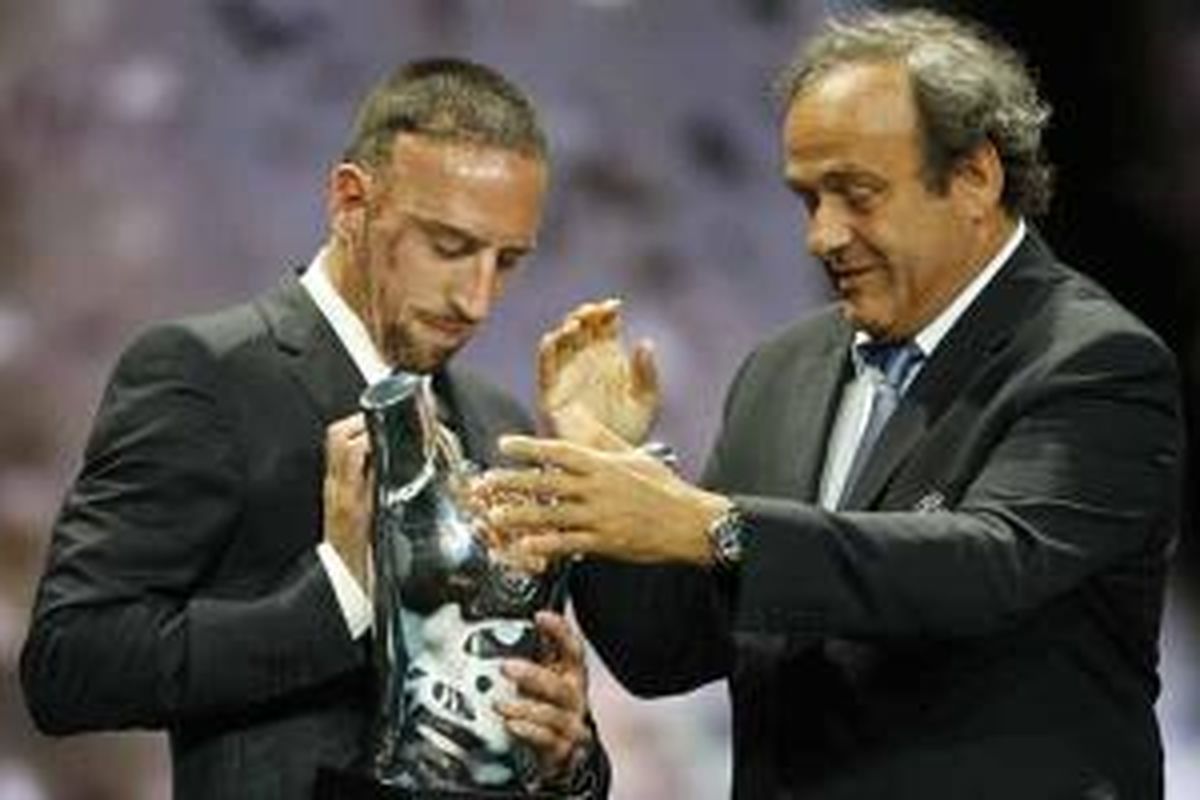 Presiden UEFA Michel Platini (kanan) memberikan trofi “UEFA Best Player in Europe 2012/2013 Award” kepada pemain Perancis, Franck Ribery, dalam malam penganugerahan di Monaco, Kamis (29/8/2013), setelah pengundian pembagian grup fase grup Liga Champions.
