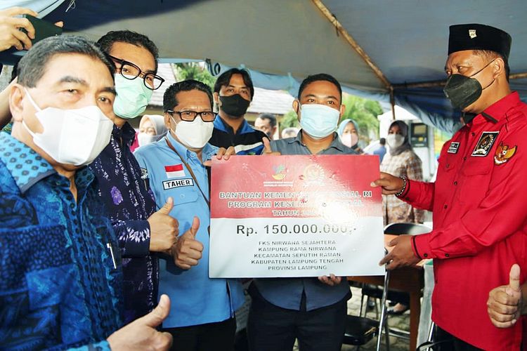 Penyerahan bantuan keserasian sosial bagi penerima manfaat di Provinsi Lampung