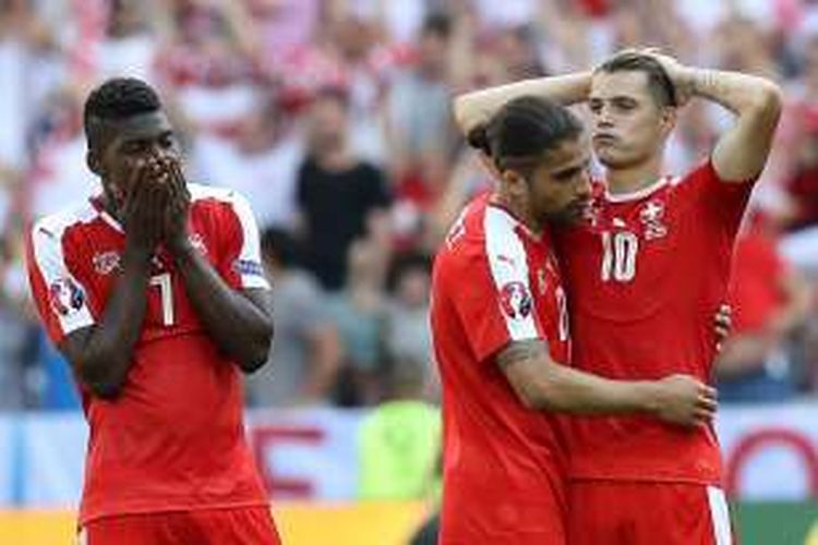 Para pemain Swiss terlihat kecewa setelah kalah adu penalti dari Polandia, dalam laga Piala Eropa 2016 di Stade Geoffroy-Guichard, Saint-Etienne, Sabtu (25/6/2016).