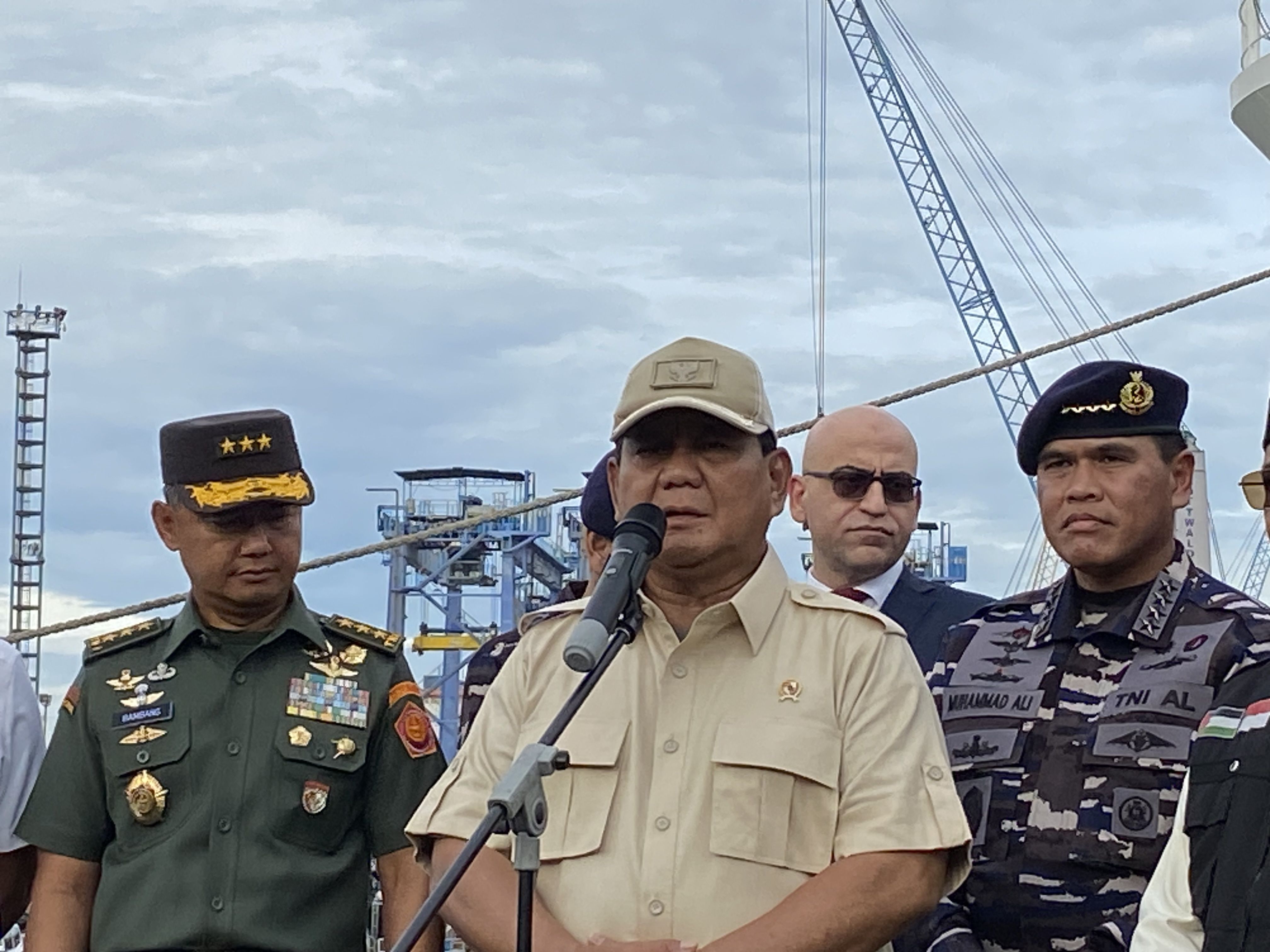 Menhan Prabowo Lepas Bantuan Logistik untuk Korban Perang di Gaza, Diangkut KRI Radjiman