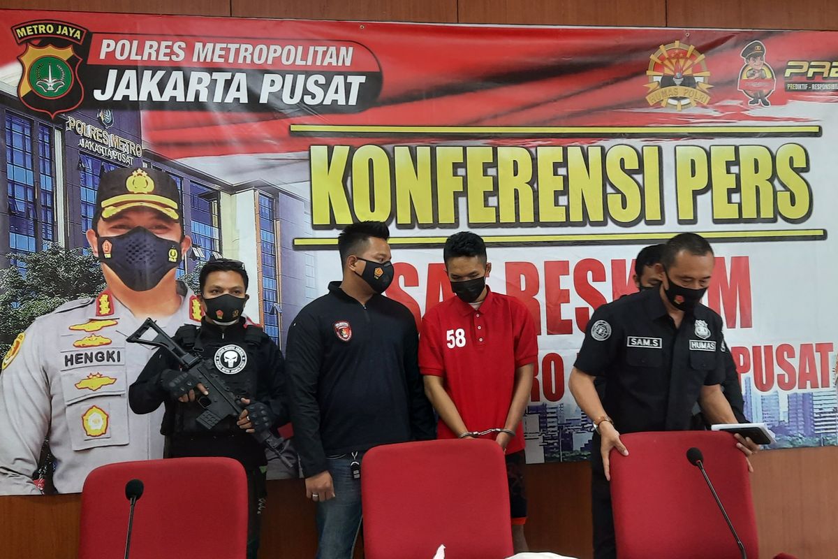 Pembunuh perempuan di sebuah kamar hotel di Menteng, Jakarta Pusat, yakni IWA menggunakan baju tahanan nomor 58 di Polres Jakarta Pusat.