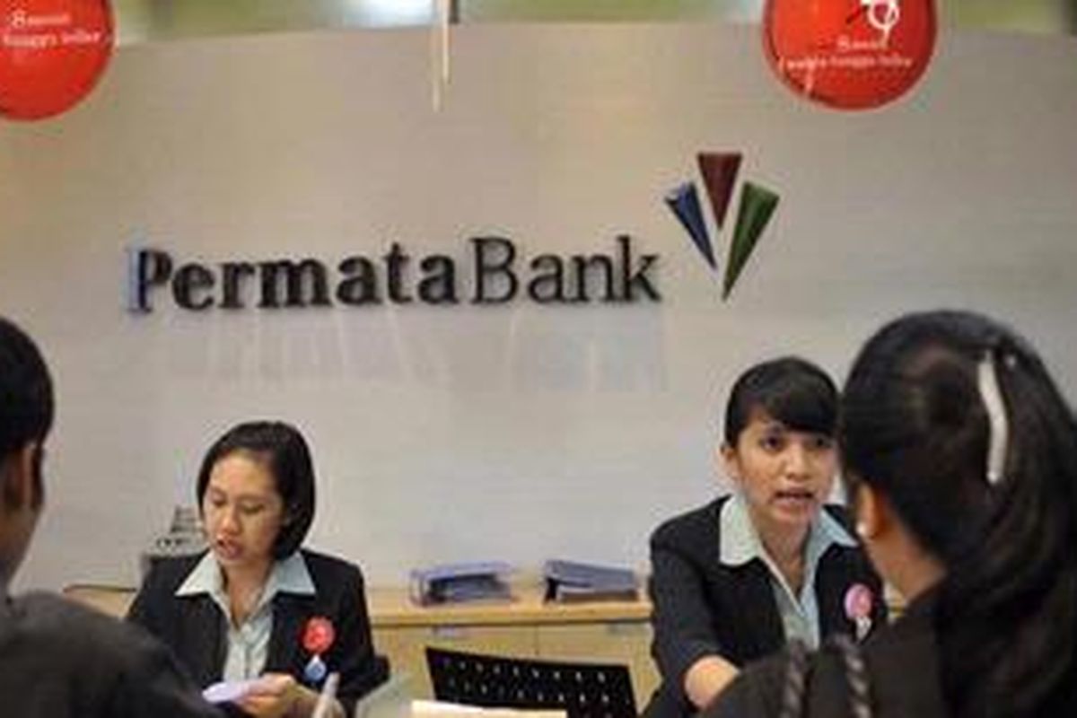 Ilustrasi: Pelayanan kepada nasabah di Bank Permata, Jakarta, Senin (21/5/2012). Bank Permata menawarkan penerbitan obligasi subordinasi berkelanjutan I/2012 sebesar Rp2,5 triliun. Menurut rencana, masa penawaran awal surat utang akan dilakukan pada 22 Mei-5 Juni.
