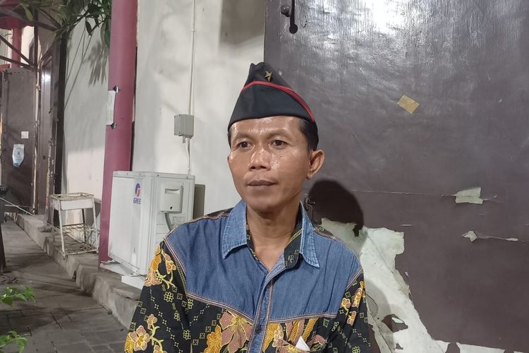 Rofiq, pelestari wayang suket di Kota Semarang, Senin (30/5/2022) malam.