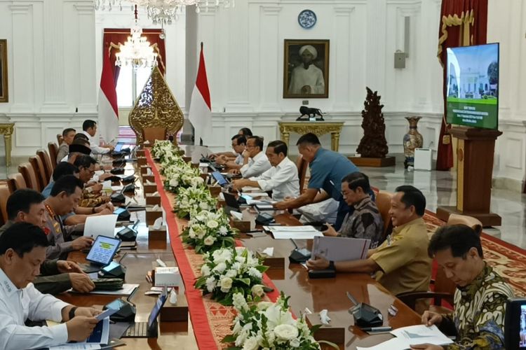 Presiden Joko Widodo saat memimpin rapat terbatas yang membahas soal narkoba di Istana Kepresidenan, Jakarta, Senin (11/9/2023). 