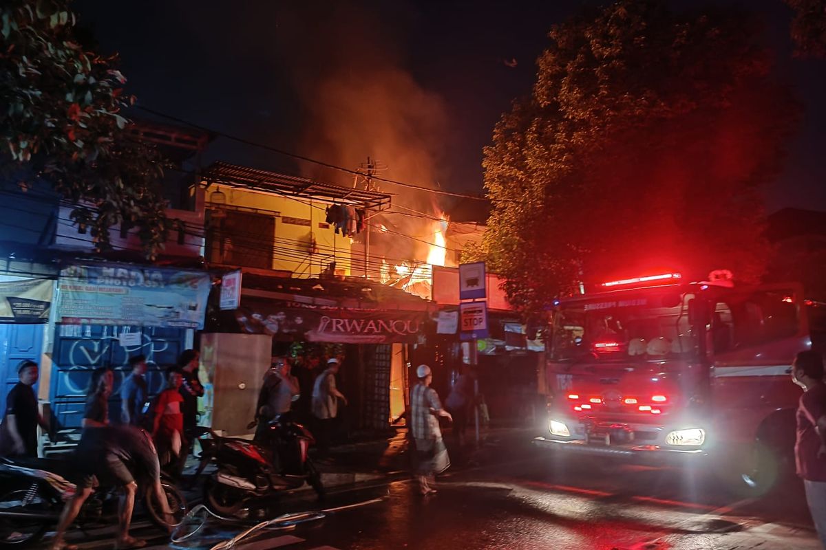 Sebuah ruko ayam goreng di Jalan Haji Naman, Pondok Kelapa, Duren Sawit, Jakarta Timur, kebakaran pada Selasa (12/3/2024) sekitar pukul 20.50 WIB.