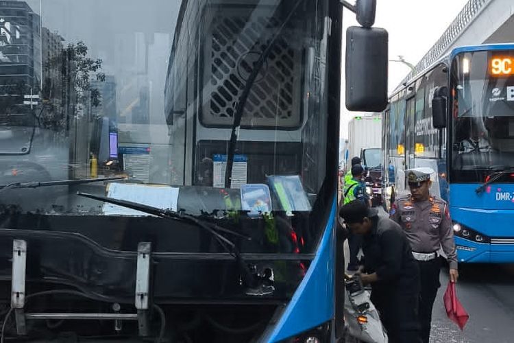Bus Transjakarta Tabrak Separator di Jalan MT Haryono, Sopir Terluka di Dahi