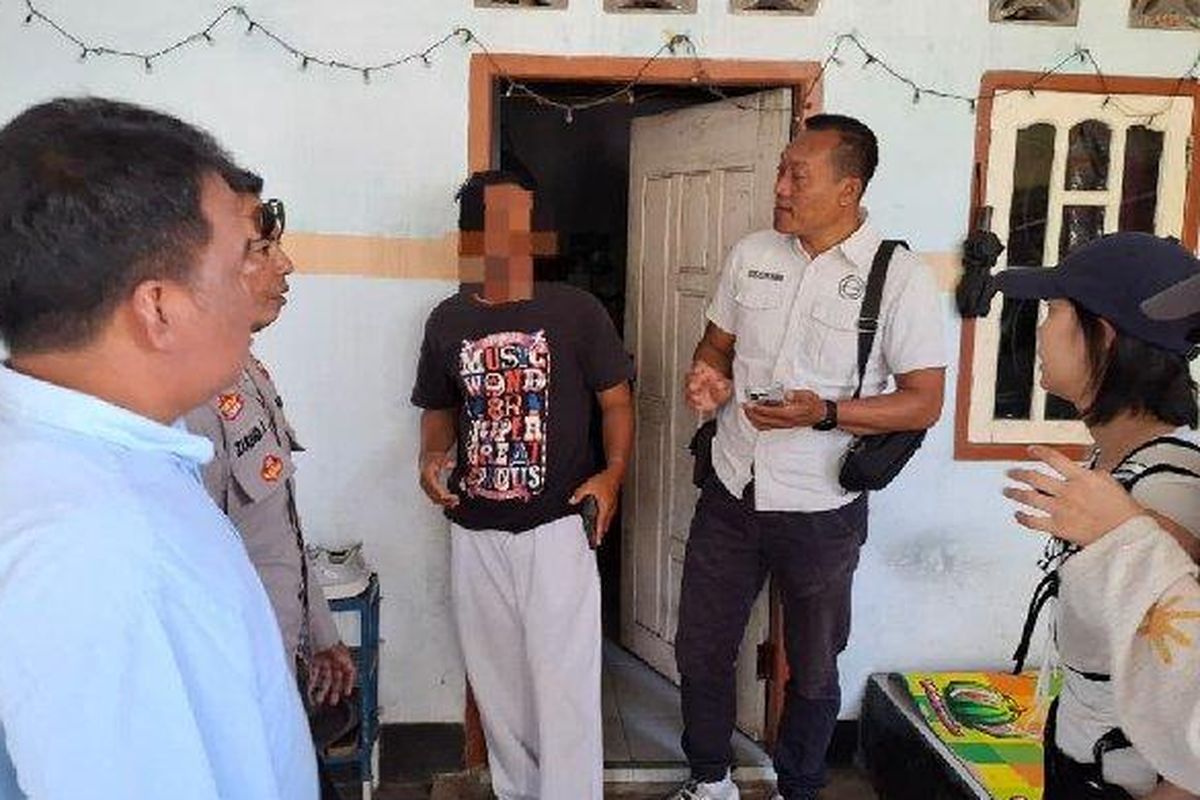 AD (43), pelatih surfing ditangkap polisi atas kasus pencurian ponsel iPhone milik Li Peijuan, wisatawan China di Pantai Selong Belanak, Lombok, NTB.