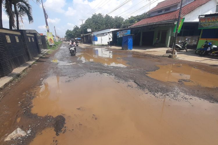 Kondisi Jalan KH Sulaeman Kota Serang rusak parah. Kini jalan alternatif menuju kawasan objek wisata religi Banten lama itu seperti kubangan. Jumat (5/5/2023).