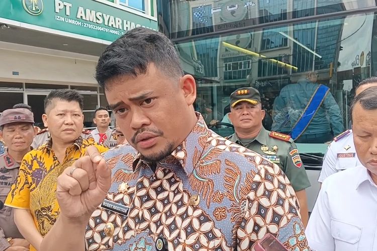 Walikota Medan Bobby Nasution saat memberikan keterangan kepada wartawan soal kenaikan retribusi parkir di komplek Perumahan J City Medan, Kamis (4/1/2024)